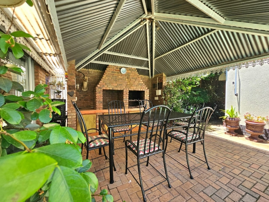 6 Bedroom Property for Sale in Grimbeeck Park North West